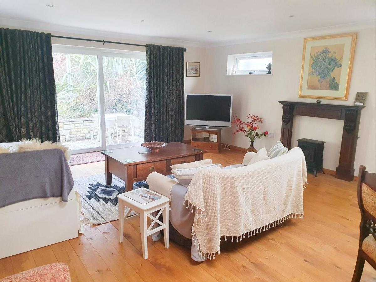 Little Dragons Apartment Poole Luaran gambar
